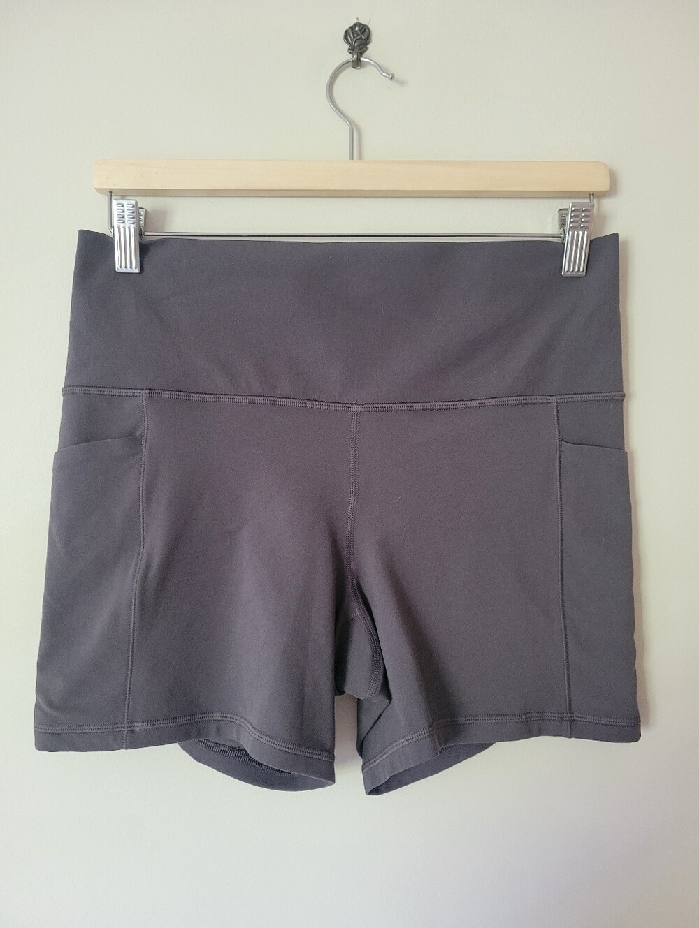 Athleta Salutation Stash High Rise 5" Bike Short Pockets Grey Size Large